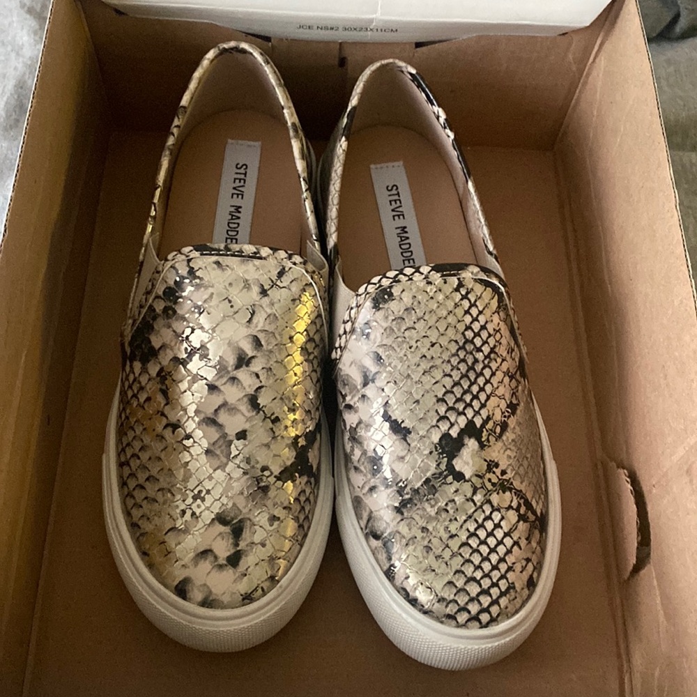 Steve Madden slip on shoes